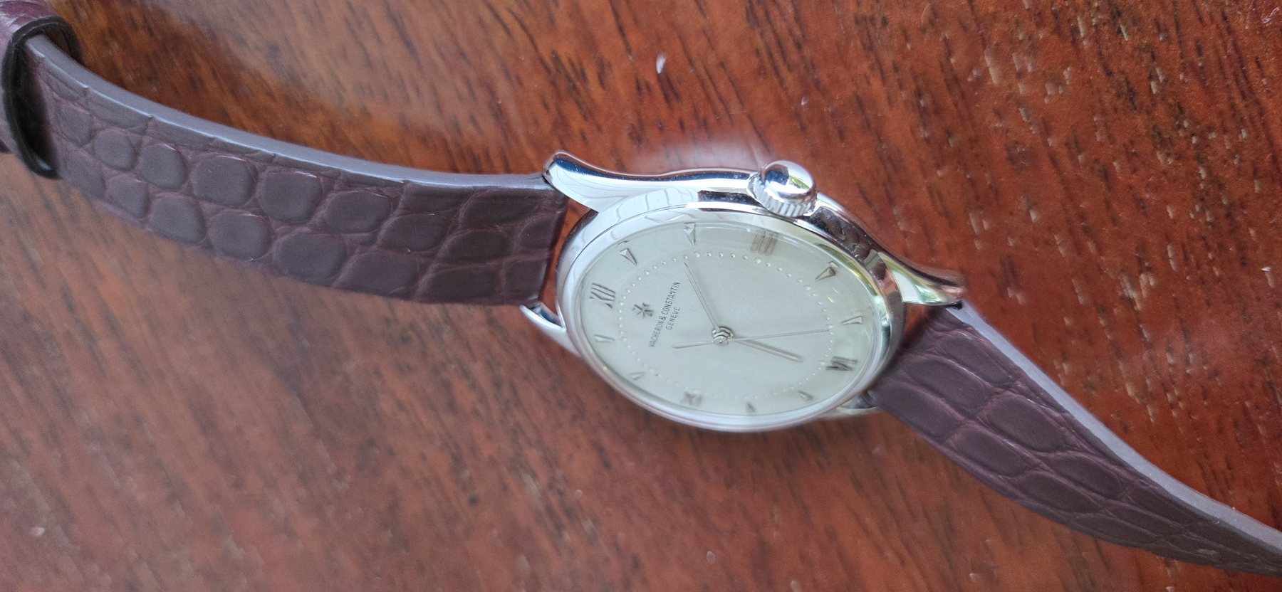 Profile view showing the polished case flank, the crown and the shaped lugs.